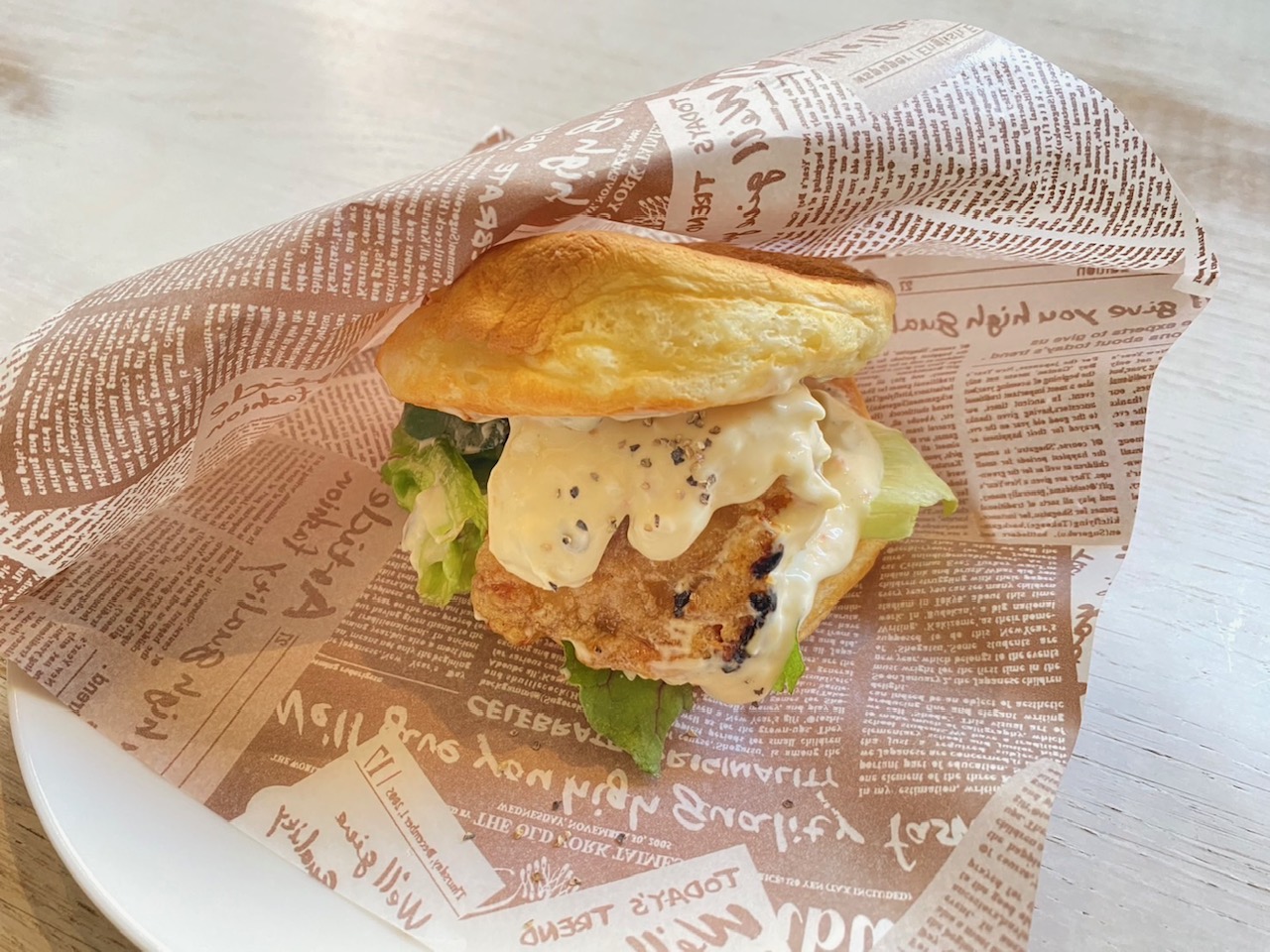 【テイクアウト】タルタルチキンパンケーキバーガー