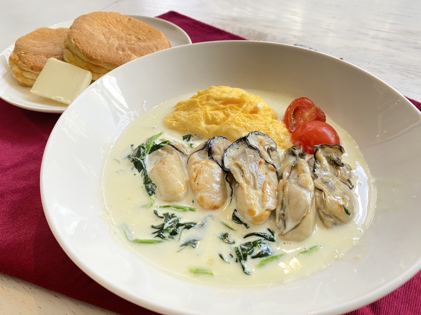 牡蠣とほうれん草のクリームソース とろとろオムレツ添え